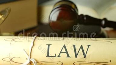 律师、出庭律师、出庭律师和法官的法律和解